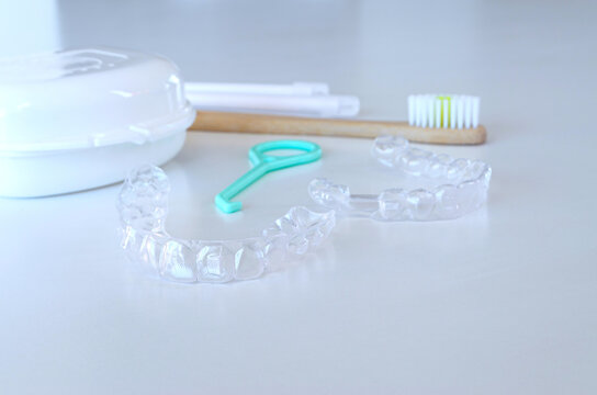 Alineadores invisibles con estuche o caja portable, herramienta de extracci&oacute;n, cepillo de dientes y chewies. 