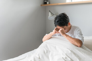 ベッドで二度寝・寝落ちしてしまうアジア人男性（不眠症・失恋・低血圧・落ち込む）
