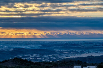 Obraz premium 朝日は冠の里へ