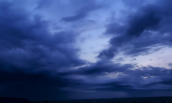 Nahtloses Himmel-Panorama als 360-Grad-Ansicht mit dunklen Regenwolken in der Abendd&auml;mmerung zur Verwendung in 3D-Grafiken als Himmelskuppel oder zur Nachbearbeitung von Drohnenaufnahmen