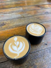  Dos tazas de Café Capuchino sobre fondo de madera, en primer plano