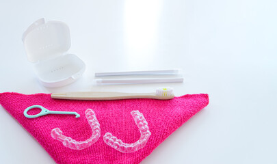 Alineadores dentales invisibles. Kit de ortodoncia con estuche, cepillo de dientes, paño,...