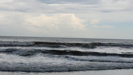Naturaleza: el cielo y el mar en gris profundo