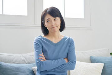 女性　50代　悩む　リビング