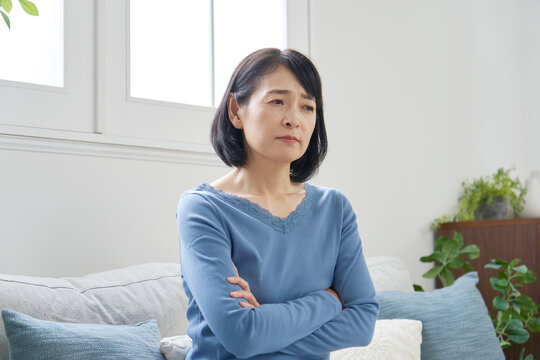 女性　50代　更年期障害　リビング