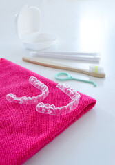 Set de alineadores transparentes con estuche, chewies, extractor, cepillo de dientes y toallita. 