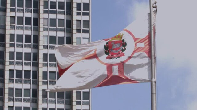Bandeira da Cidade de S&atilde;o Paulo agitando ao vento "Non ducor, duco"