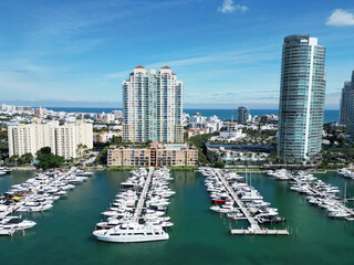Obraz premium Yacht club. Marina in Miami, Florida. Biscayne bay. Downtown Miami marina with luxury yacht. Summer vacation. Luxury South beach marina. Luxury yacht. Miami south beach view. Private docks