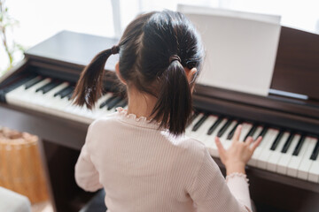ピアノの練習をする子供 © polkadot