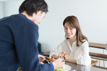 料理をする夫とそれを見守る妻