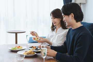 自宅でゆっくり食事を楽しむ夫婦