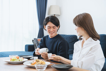 ダイニングでゆっくり食事を楽しむ夫婦