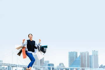 買い物袋を沢山持つ女性（セール・爆買い）