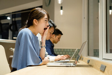 オフィスで働く人々（疲れ・眠い）