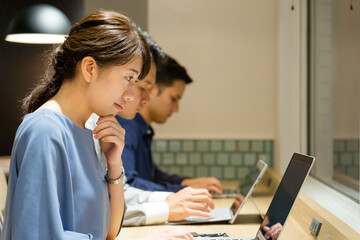 並んで働く3人の人々（ベンチャー・起業）