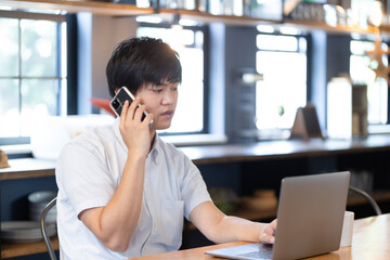 カフェで仕事をする男性