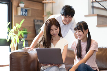 パソコンを見る家族