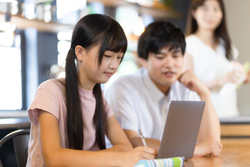 宿題をする女の子