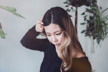 Fototapeta premium 悩む、考え事をする女性