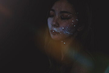  アーティスティックな星と女性のポートレート写真