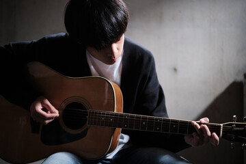 ギターを演奏する人