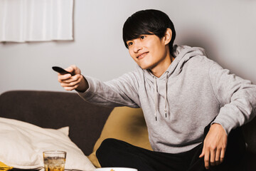 サブスクリプション（月額）のコンテンツ映像（動画）を楽しむ男性