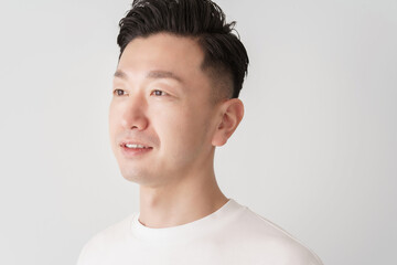 白バックの前に立つミドル男性