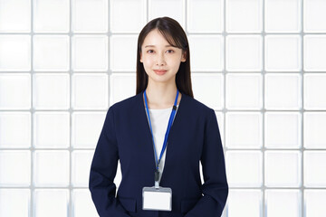 スーツ姿の女性 