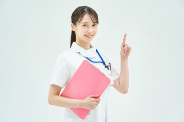 指を立てるポーズをする白衣の女性 