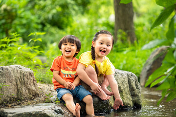 小川に足をつける子供
