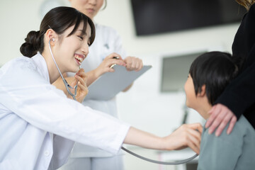 Obraz premium ドクターと患者の男の子