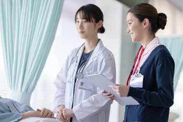 看護師と患者の女性