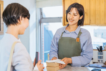 Fototapeta premium 食事をテイクアウトする女性