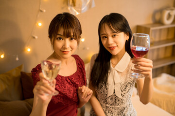 室内で乾杯をする女性