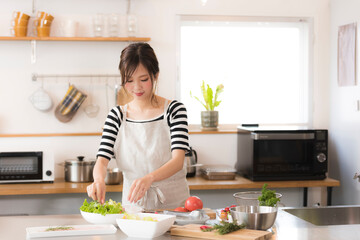 キッチンで調理する女性