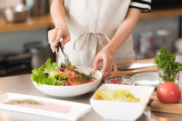 キッチンで料理を作る女性