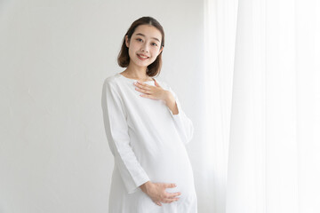 ポーズをする妊婦