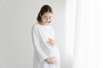 陣痛を感じる妊婦