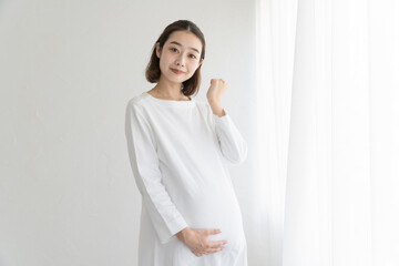 ポーズをする妊婦