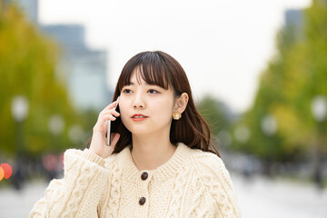 スマートフォンを操作する女性