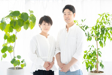 Naklejka premium 笑顔で並ぶ夫婦・カップル