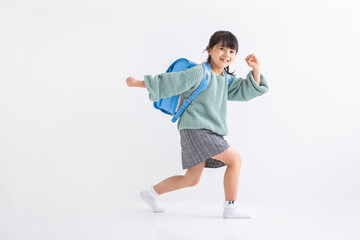 ポーズをする小学生　歩く