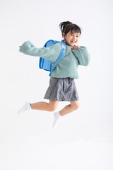 ジャンプをする小学生