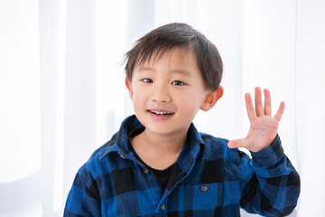 手をあげる男の子　挙手