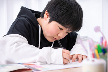 勉強する小学生の男の子