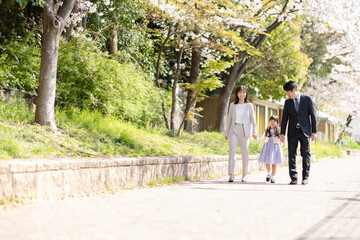 公園を歩く家族