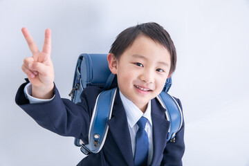  ピースをする小学１年生