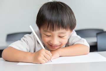 宿題をする小学生