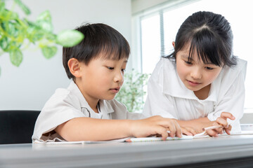 宿題をする小学生