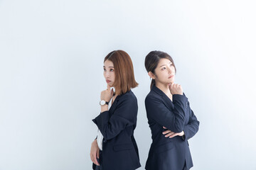 考えるスーツの女性